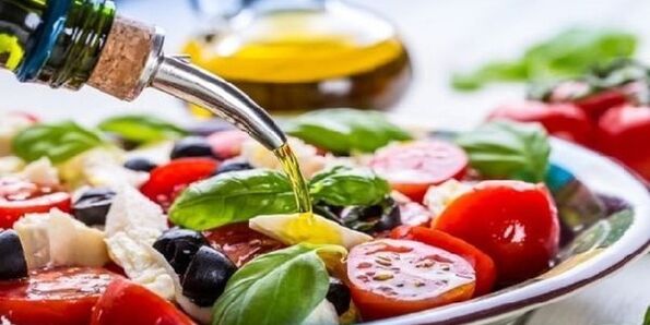 Ao preparar pratos da dieta mediterránea, debes usar aceite de oliva.