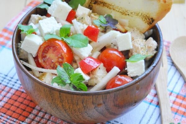 Ensalada de cereais con arroz basmati para aqueles que queiran perder peso cunha dieta mediterránea