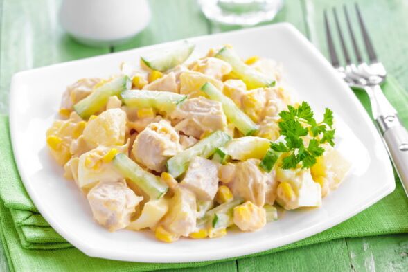 Ensalada de verán - un prato lixeiro e inusual no menú da dieta mediterránea