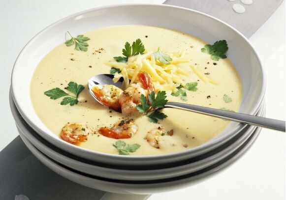 Un xantar de dieta mediterránea pode incluír crema de queixo e sopa de marisco.