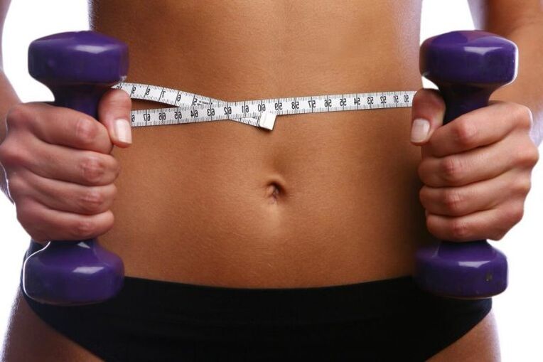 Fitness pesas en mans dunha rapaza en forma